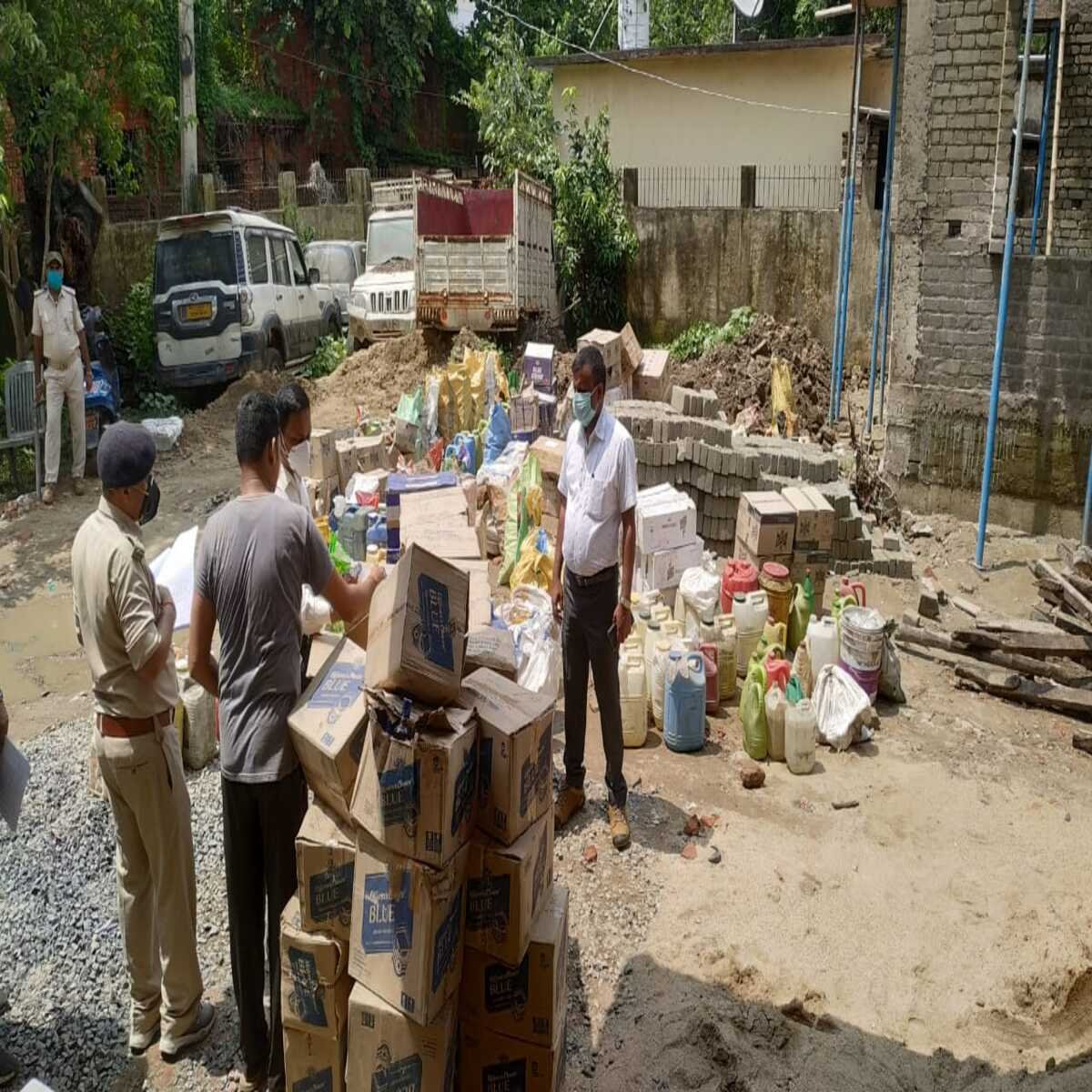 रोहतास: जिलाधिकारी के आदेश पर उत्पाद विभाग की महिला निरीक्षकों को बड़ी उपलब्धि, महिला कर्मियों ने अवैध शराब निर्माण में संलिप्त मामले में 44 व्यक्तियों को पकड़ा