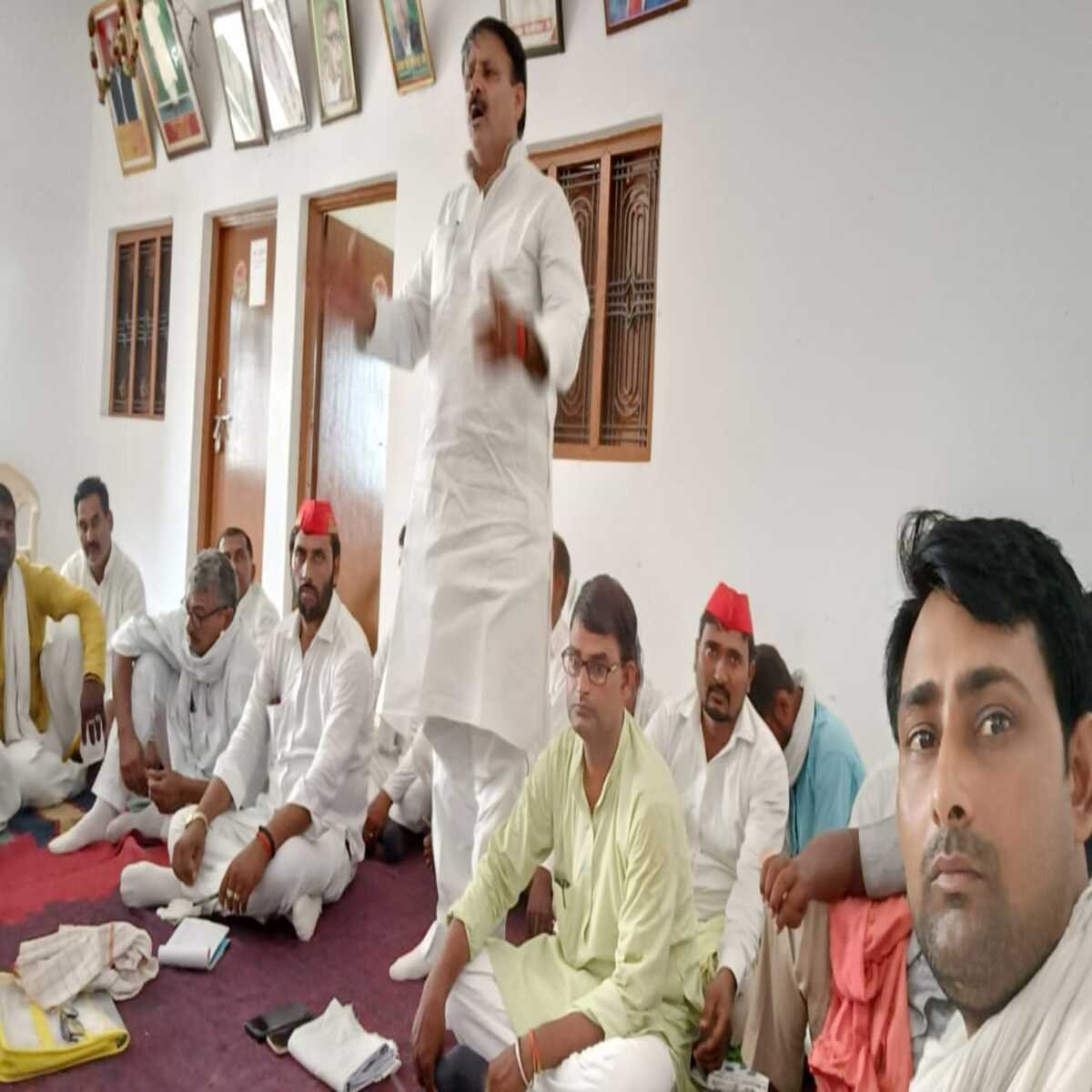 गाजीपुर: अध्यक्ष राजेंद्र यादव की अध्यक्षता में सपाइयों की मासिक बैठक हुआ संपन्न