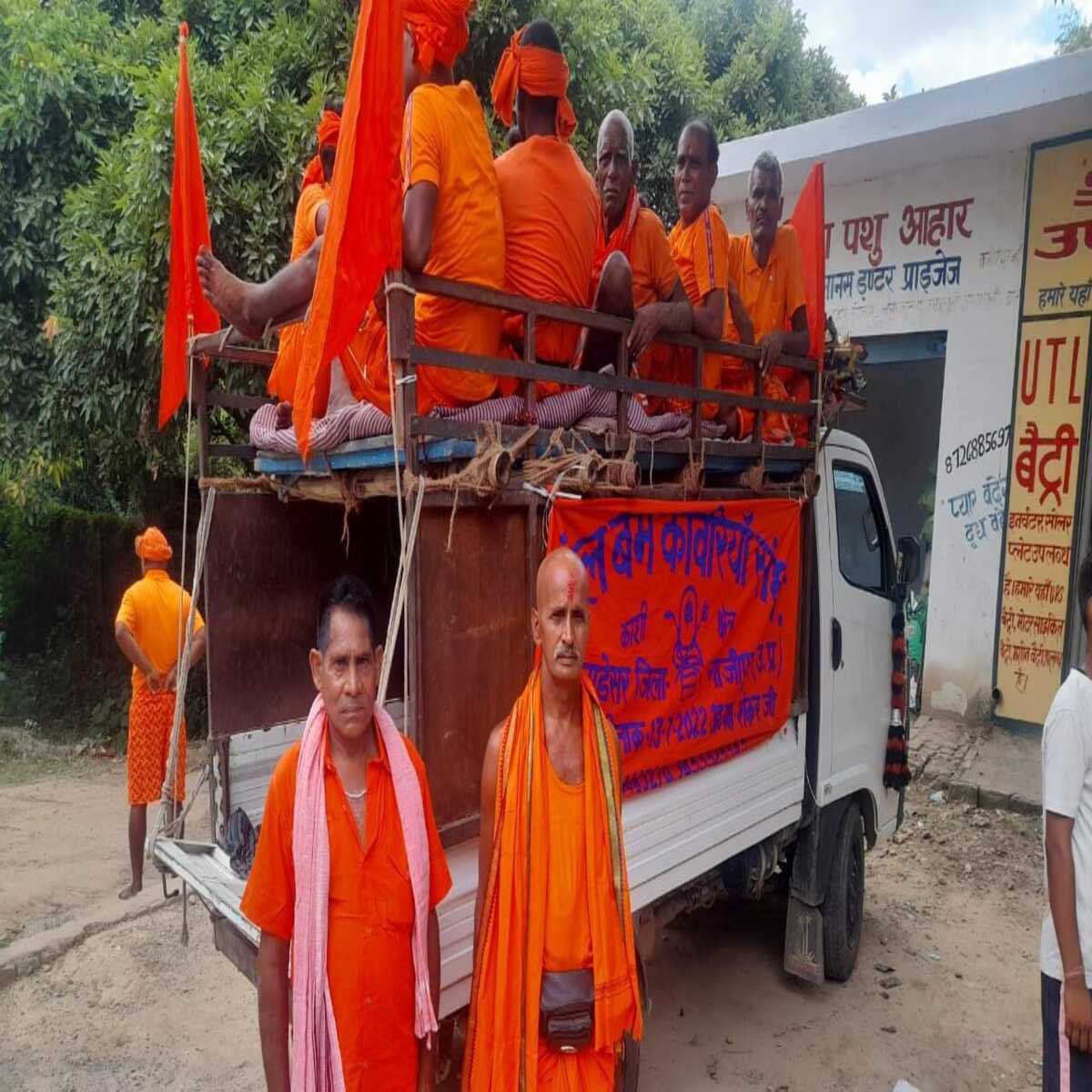 हर हर महादेव के ध्वनि के साथ शुरू हुआ कांवर यात्रा