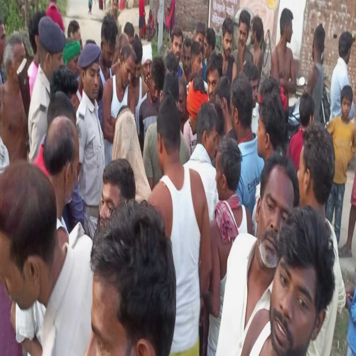 कैमूर: सहुका में टॉली चोरी करने आये चोरों को ग्रामीणों ने किया विफल, पकड़ पुलिस को सौंपा: रविवार की रात्रि डेढ़ बजे एक ट्रैक्टर पर सवार होकर चोर आये थे चोरी करने