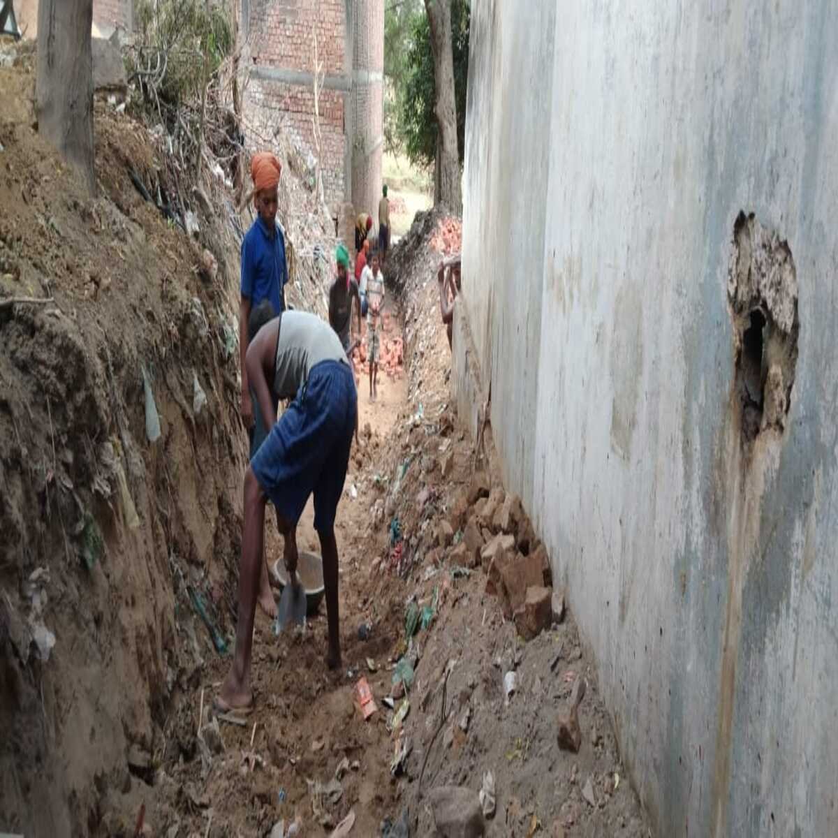 कैमूर: प्राक्कलन के विरुद्ध खजुरा पंचायत के सरैया गांव में हो रहे नाला निर्माण कार्य को जांच अधिकारी ने दिया रोकने का आदेश