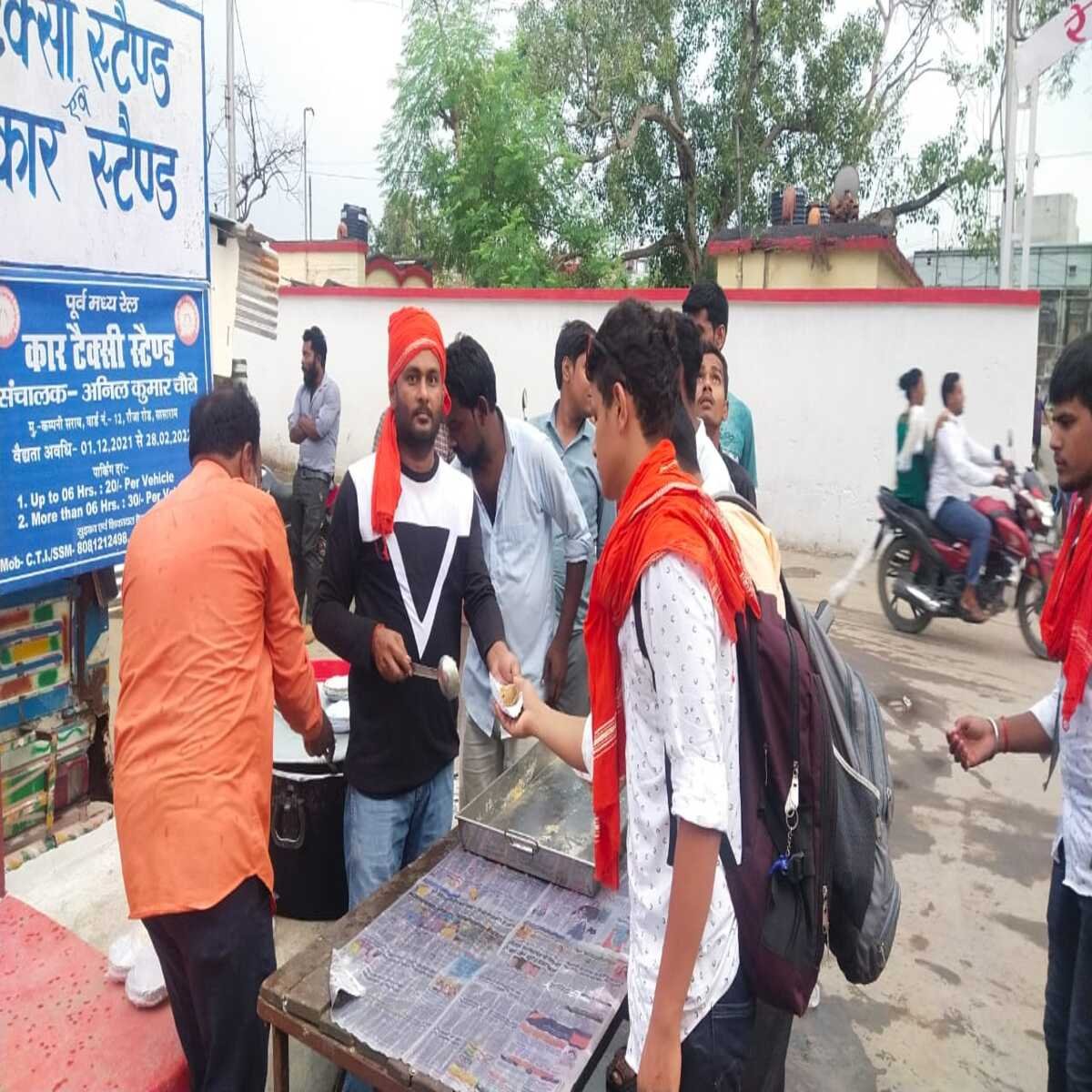 रोहतास: स्टेशन कार पार्किंग में प्रसाद वितरण का आयोजन