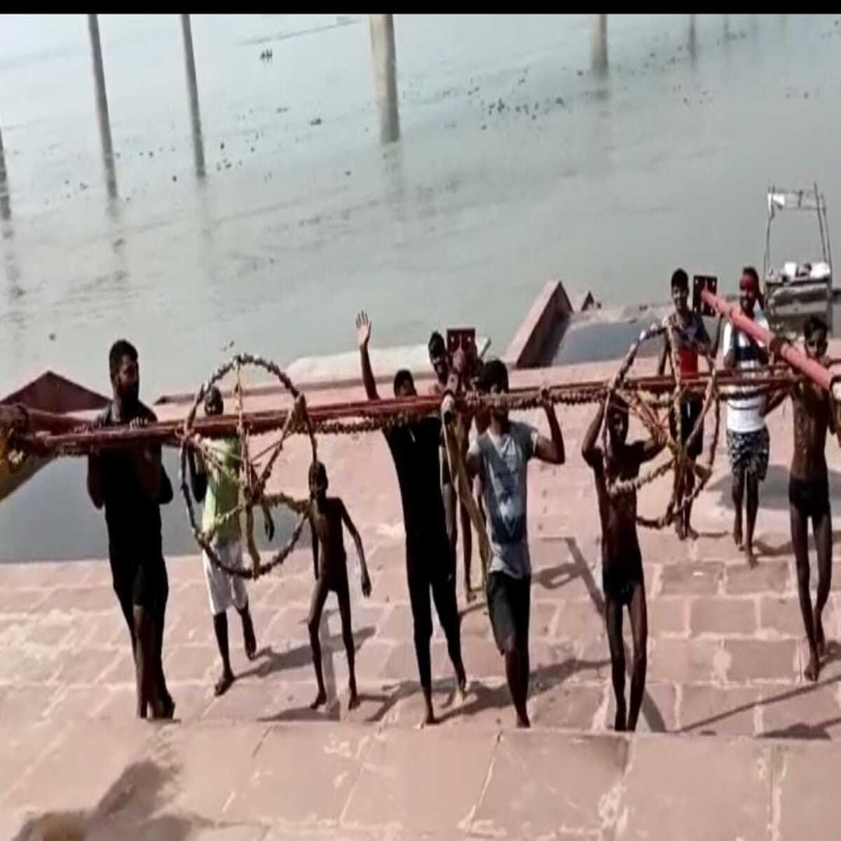 चंदौली: गंगा का जलस्तर लगातार बढ़ने से तटवर्ती गांवो के ग्रामीण दहशत में, बलुआ घाट पर डूबने के कगार पर मन्दिर