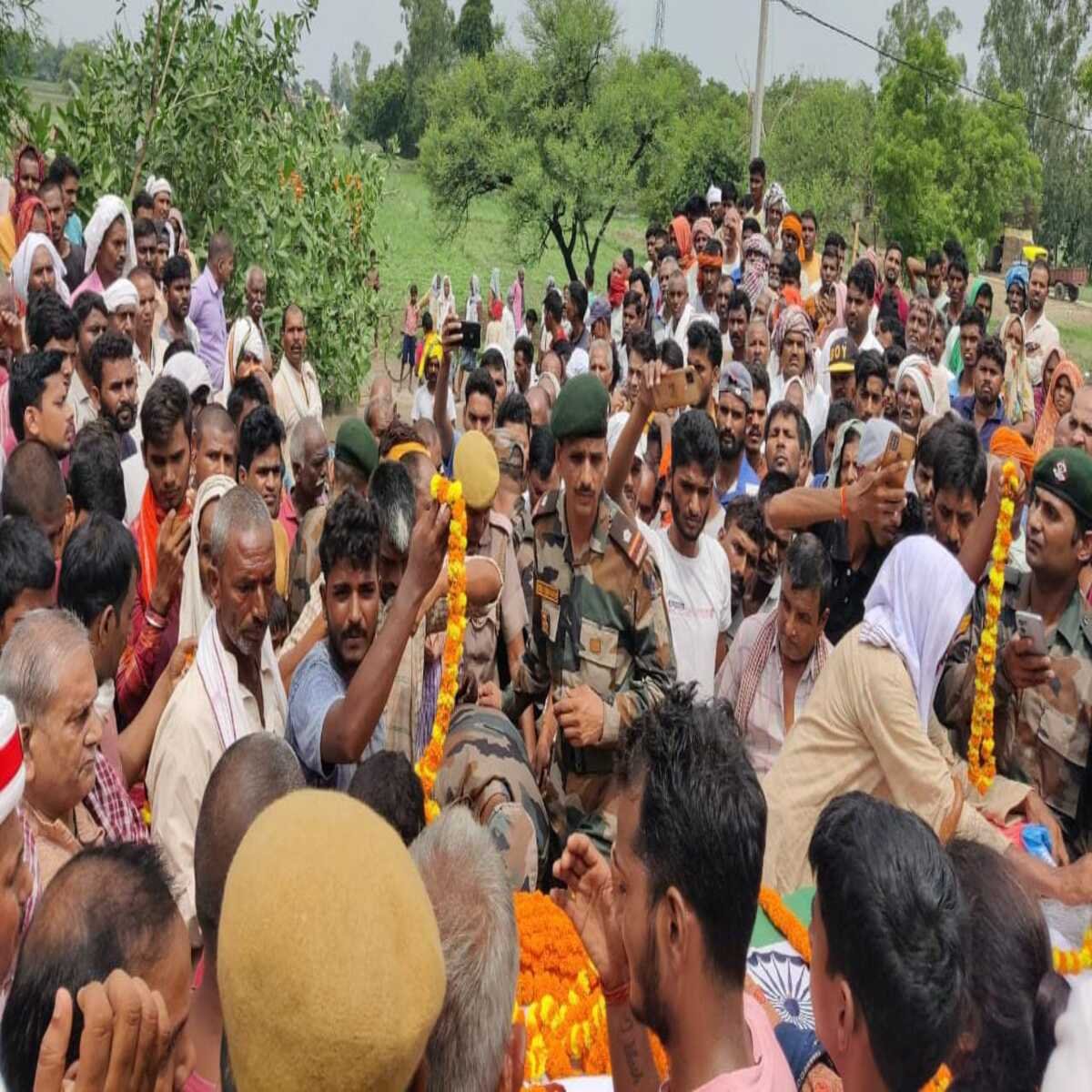 गाजीपुर: जम्मू कश्मीर में तैनात जवान के शव को दी गई अंतिम विदाई
