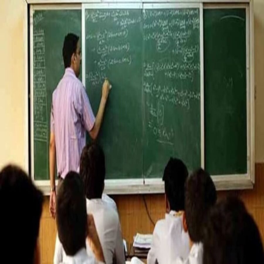रोहतास: जिलाधिकारी के निरीक्षण क्रम में 45 शिक्षक और शिक्षिका विद्यालय से अनधिकृत रूप से अनुपस्थित पाए गए, जिला शिक्षा पदाधिकारी के द्वारा उनके वेतन पर रोक