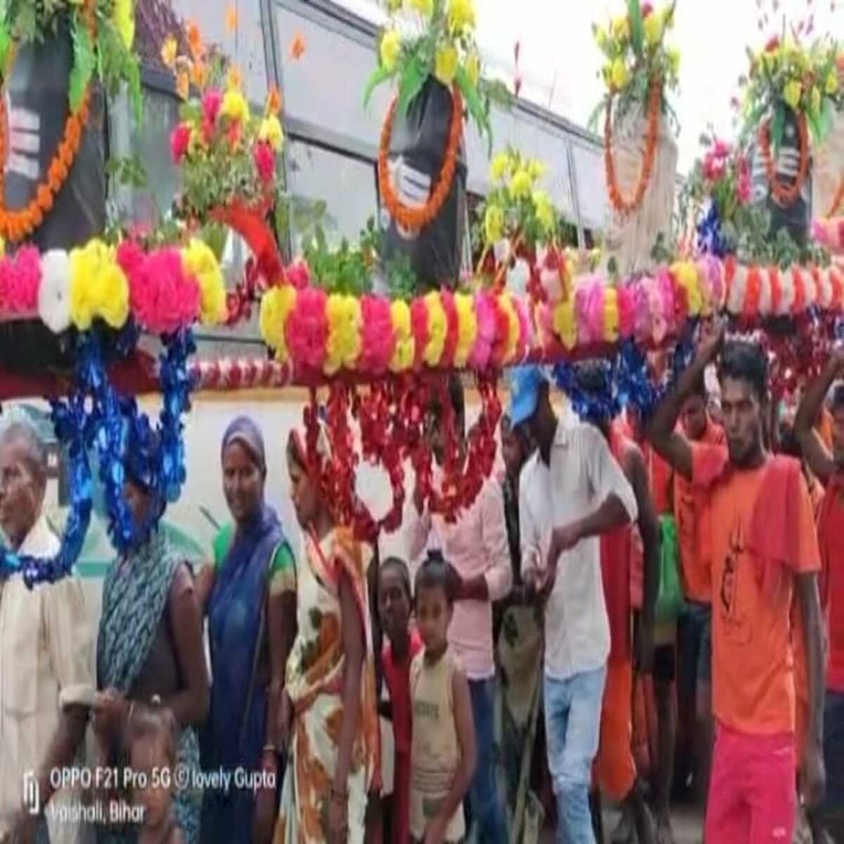 सत्तर फुट के कांवर के साथ शिवभक्तों ने बाबा भूतनाथ मंदिर में किया जलाभिषेक, देखने के लिए उमरी श्रद्धालुओं की भीड़