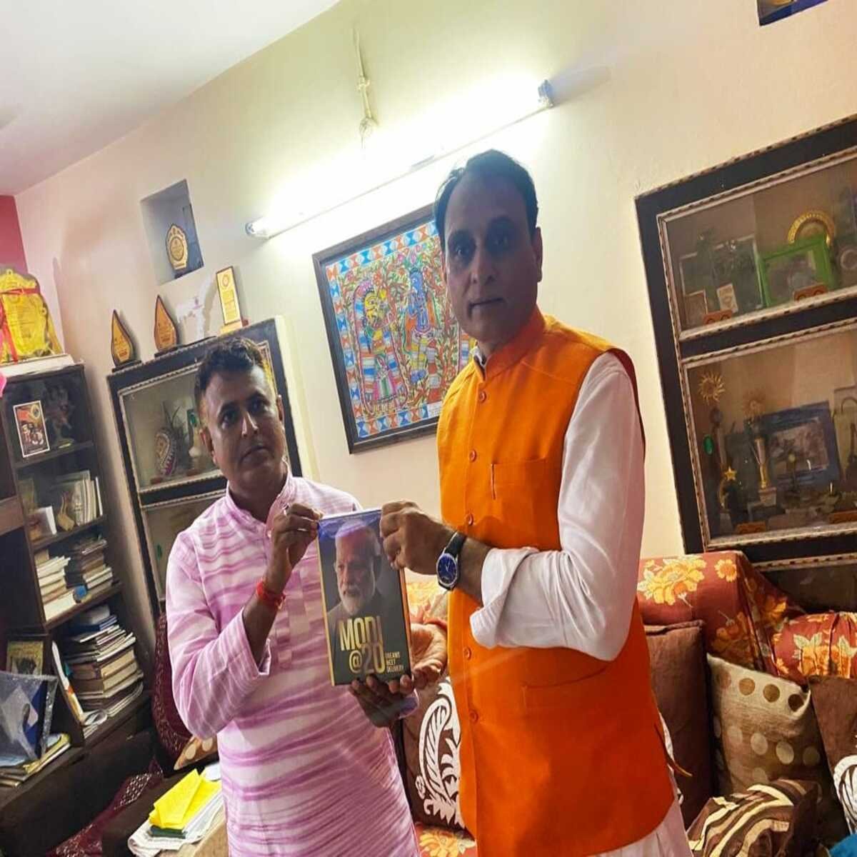 राज्यसभा सांसद ने युवा लेखक राकेश को मोदी @20 पुस्तक भेंट कर किया सम्मानित 