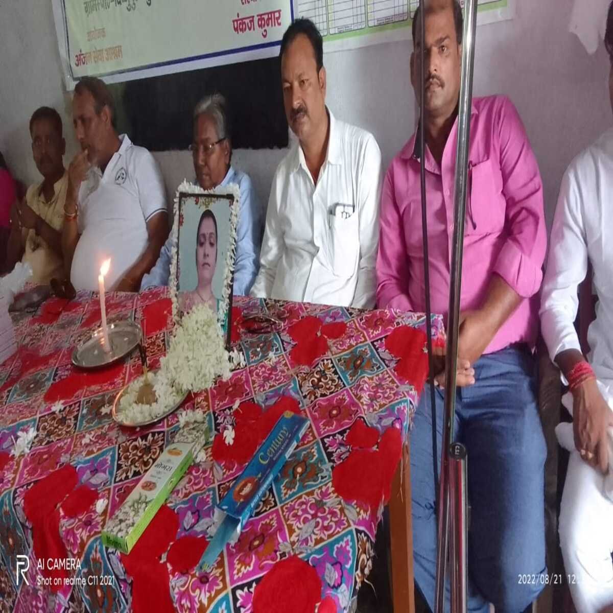 अंजना कुमारी के पुण्यतिथि पर छात्रों के बीच  वितरण हुआ अभ्यास पुस्तिका 