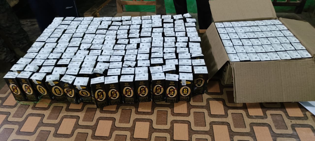 रोहतास : पुलिस ने 180 ML के 215 पीस अंग्रेजी शराब के साथ तस्कर गिरफ्तार, ऑटो जप्त