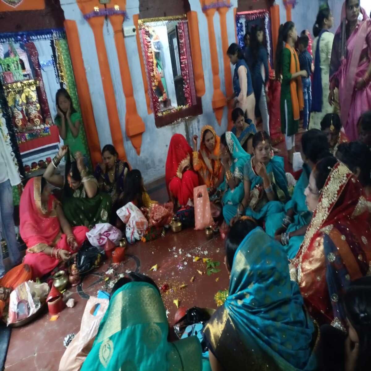 नासरीगंज : पति की लंबी आयु के लिए सुहागिनों ने तीज व्रत किया।