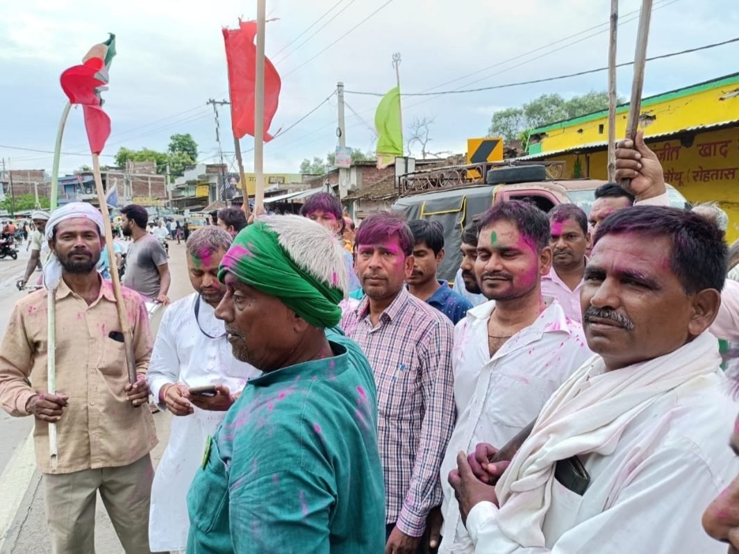 रोहतास : बिहार मे महागठबंधन की सरकार बनने पर खुशी, महागठबंधन के कार्यकर्ताओं ने एक साथ मनाई होली और दीपावली