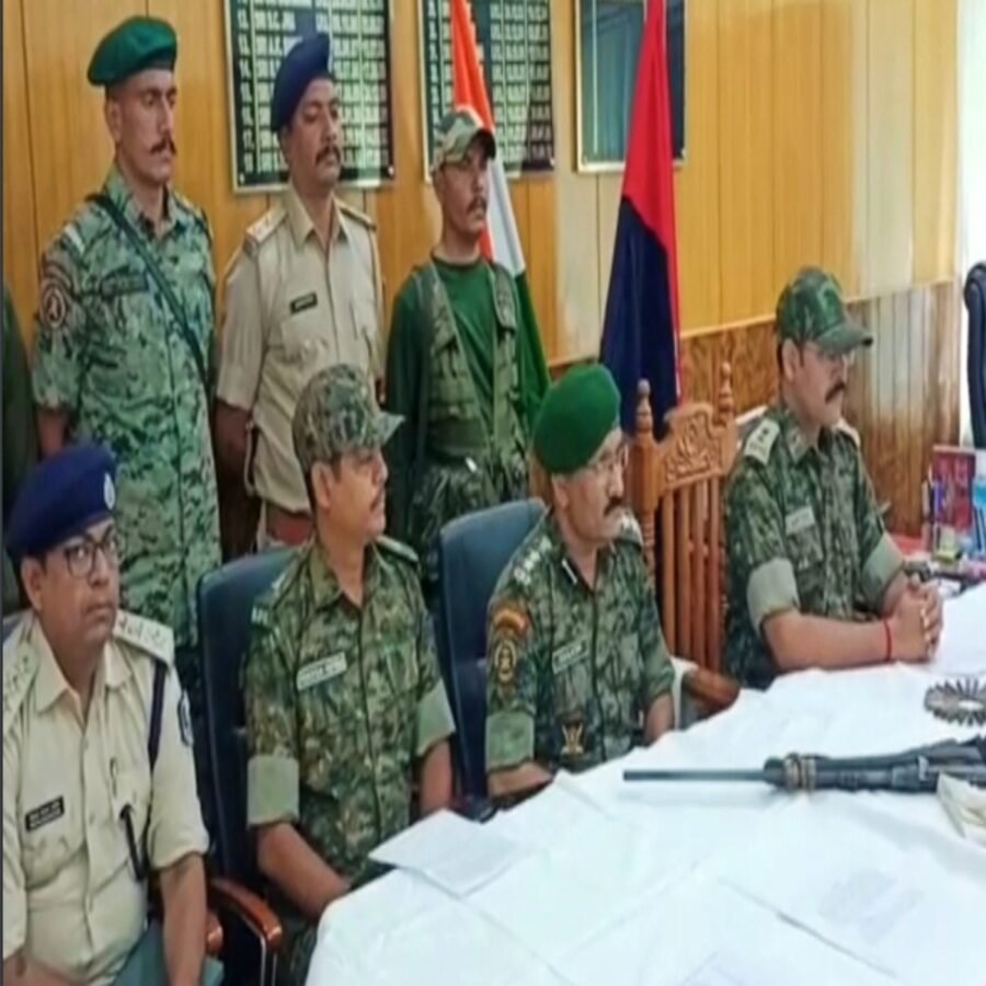 नक्सलियों के मांद में घुसकर एक बार फिर कोबरा एवं स्थानीय पुलिस ने दी दस्तक, भाग खड़े हुए नक्सली, भारी मात्रा में खाद्य सामग्री के साथ हथियार बरामद