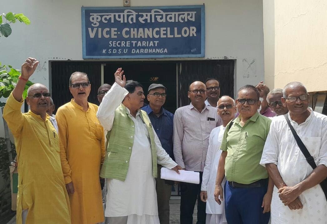 दरभंगा : बकाया वेतन भुगतान को लेकर  कुलपति से मिलकर शिक्षक संघ के सदस्यों ने ज्ञापन सौपा