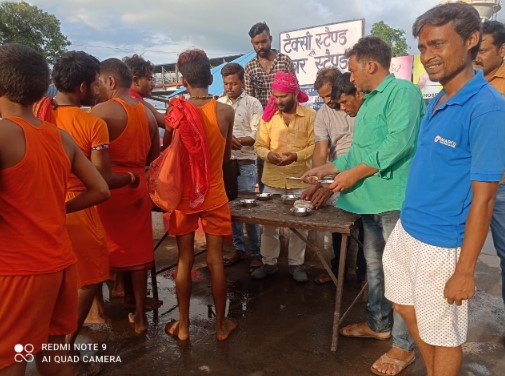 सासाराम : रेलवे स्टेशन कार पार्किंग में प्रसाद वितरण का आयोजन