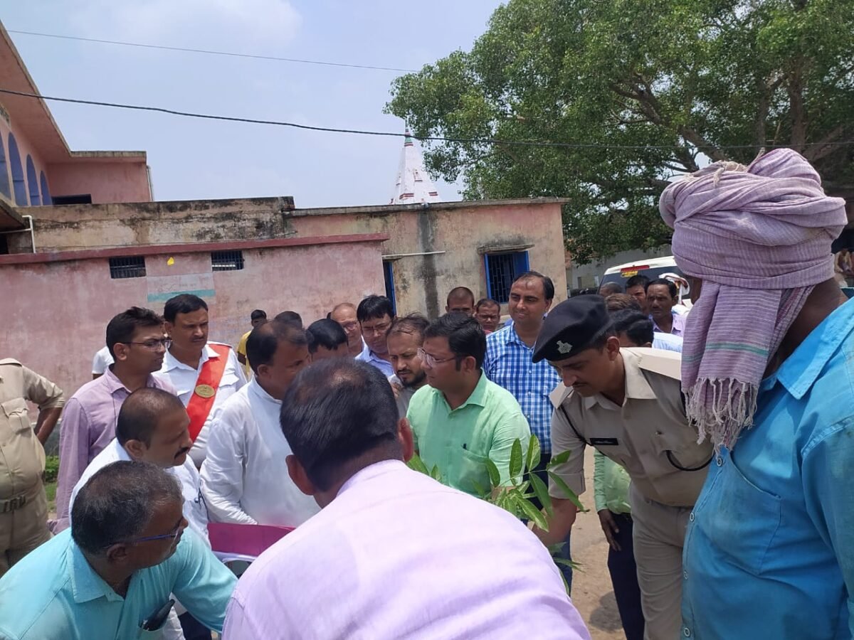 कैमूर : जिलाधिकारी ने चैनपुर के करजांव पंचायत में खाद दुकान नलजल योजनाओं का लिया जायजा