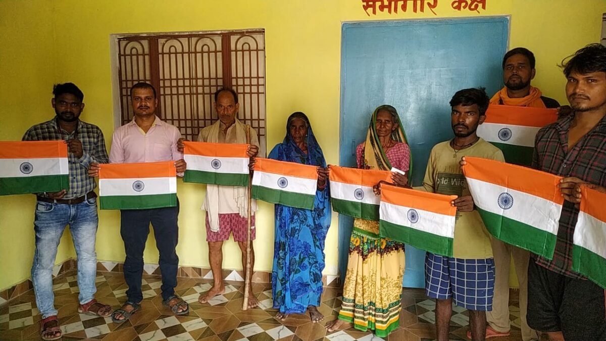 गाजीपुर : मुहम्मदाबाद के हाटा गांव में हर घर तिरंगा अभियान के तहत निशुल्क तिरंगा वितरण किया गया