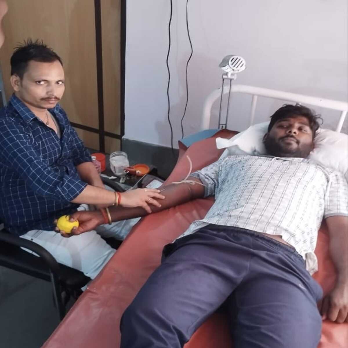 प्रशंसनीय : एसआरएफ के आग्रह पर सुमित ने रक्तदान कर बचाई सोनम की जान रक्तदान के लिए सदैव तत्पर रहती है एसआरएफ की टीम