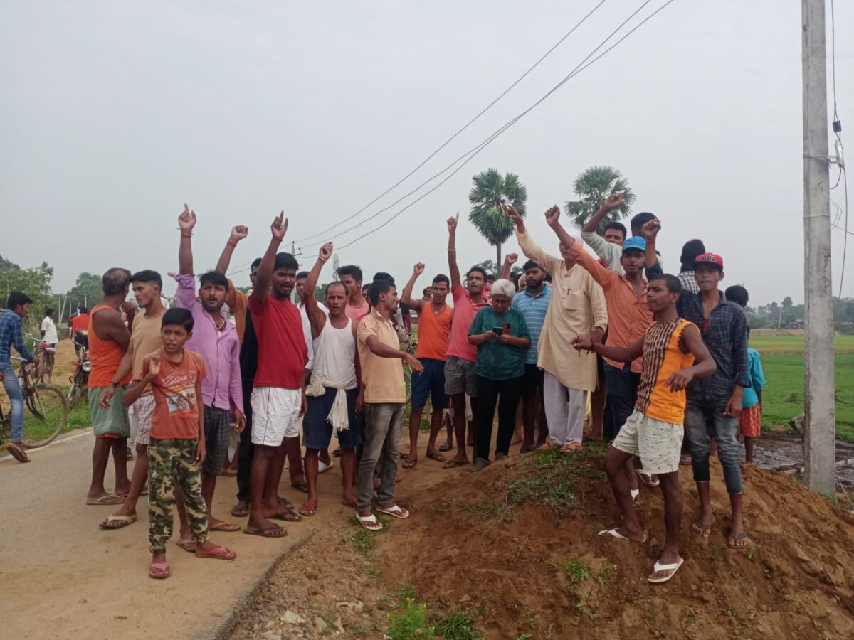 देवकुंड गौशाला बना गोवंशो का कब्रिस्तान, सैकड़ों ग्रामीणों ने किया विरोध प्रदर्शन
