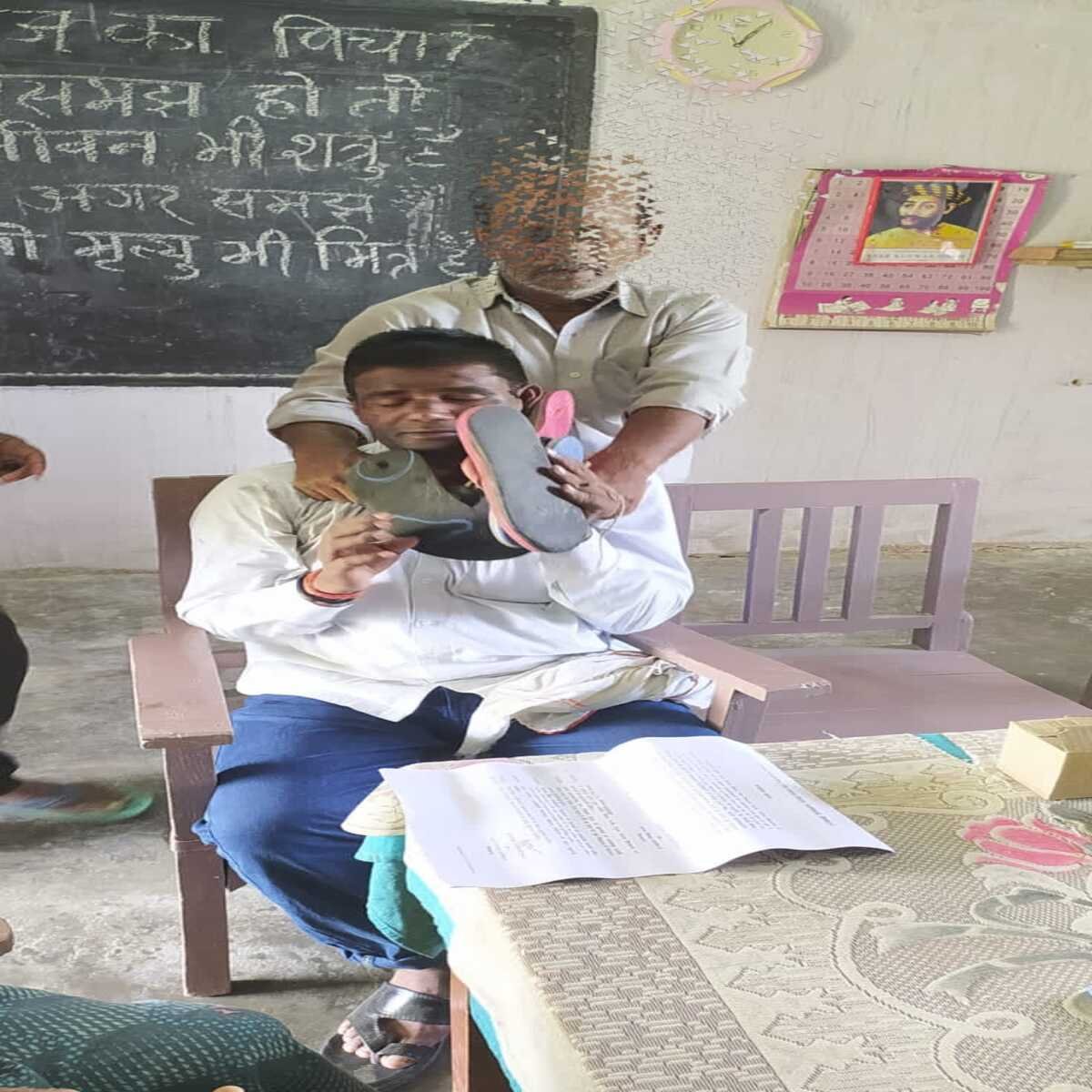 सासाराम : शिक्षक का मुंह काला कर पहनाया जूतों का माला