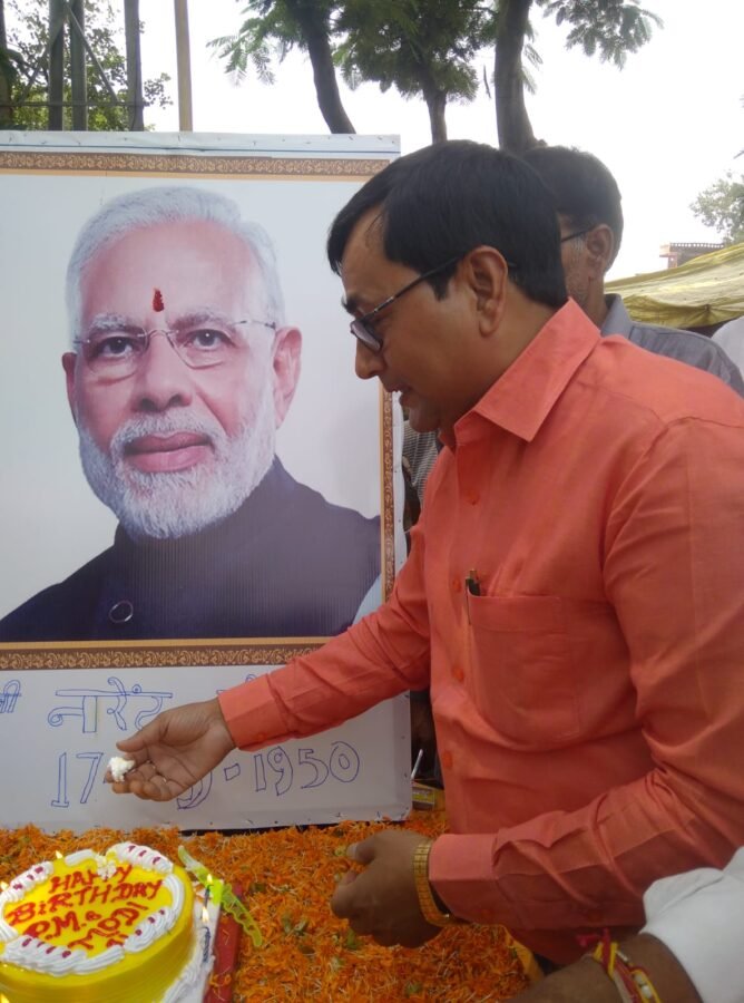 राष्ट्रीय लोक जनशक्ति पार्टी के जिला अध्यक्ष ने प्रधानमंत्री के जन्मदिवस पर काटा केक