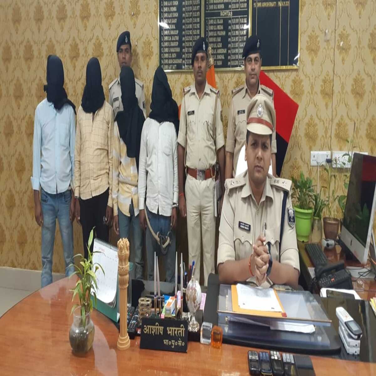 चेनारी। पुलिस ने कार्रवाई करते हुए चार शातिर अपराधियों को किया गिरफ्तार