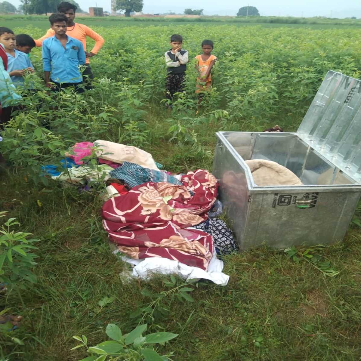 चेनारी : घर में नगद रुपए सोने के जेवरात व पीतल का बर्तन लेकर चोर हुए नौ दो ग्यारह