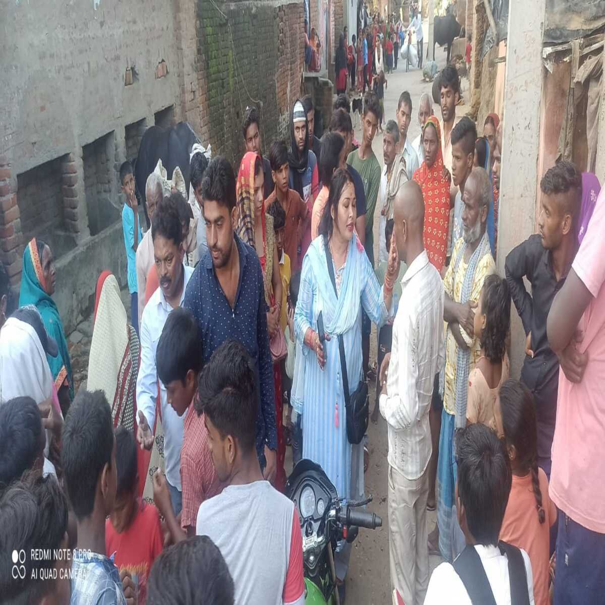 सासाराम : राजपुर प्रखंड के विभिन्न गांव में लोगों की समस्याओं को जायजा लेने पहुंची जिला पार्षद रेशमा