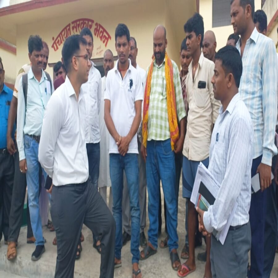 औरंगाबाद : करमा पंचायत में  सरकार द्वारा चालयी जा रही योजनाओं क़ा डीएम ने किया निरीक्षण 