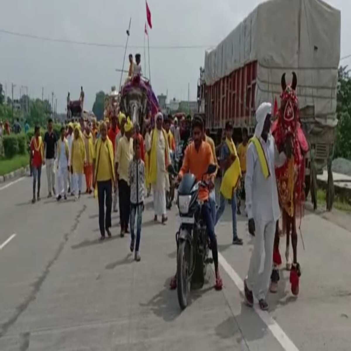 हाथी घोड़े और गाजे – बाजे के साथ लोगो ने निकाली जल भरी यात्रा
