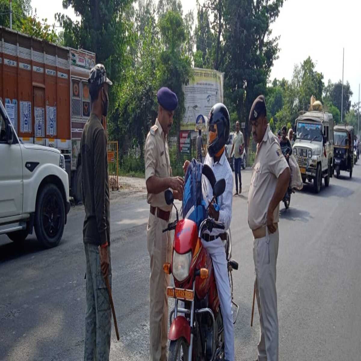 सासाराम : नगर थाना के समीप चलाया गया विशेष बाइक जांच अभियान
