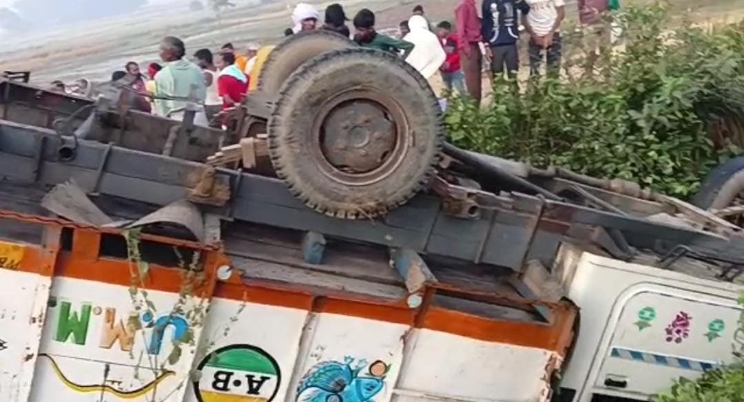 बक्सर : भैंस चुरा पिकअप से भाग रहे चोरों का वाहन पलटा, एक की मौत