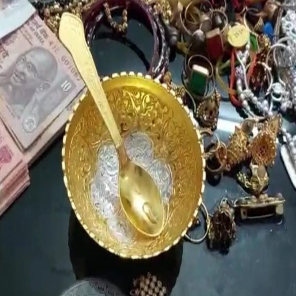 बिहार में ड्रग इंस्पेक्टर की रईसी से अधिकारी अचंभित, सोने के बर्तन में करता है भोजन