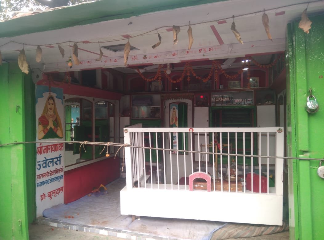 ज्वेलरी के दुकान में तिजोरी काटकर लाखों  रुपए के जेवरात की भीषण डकैती