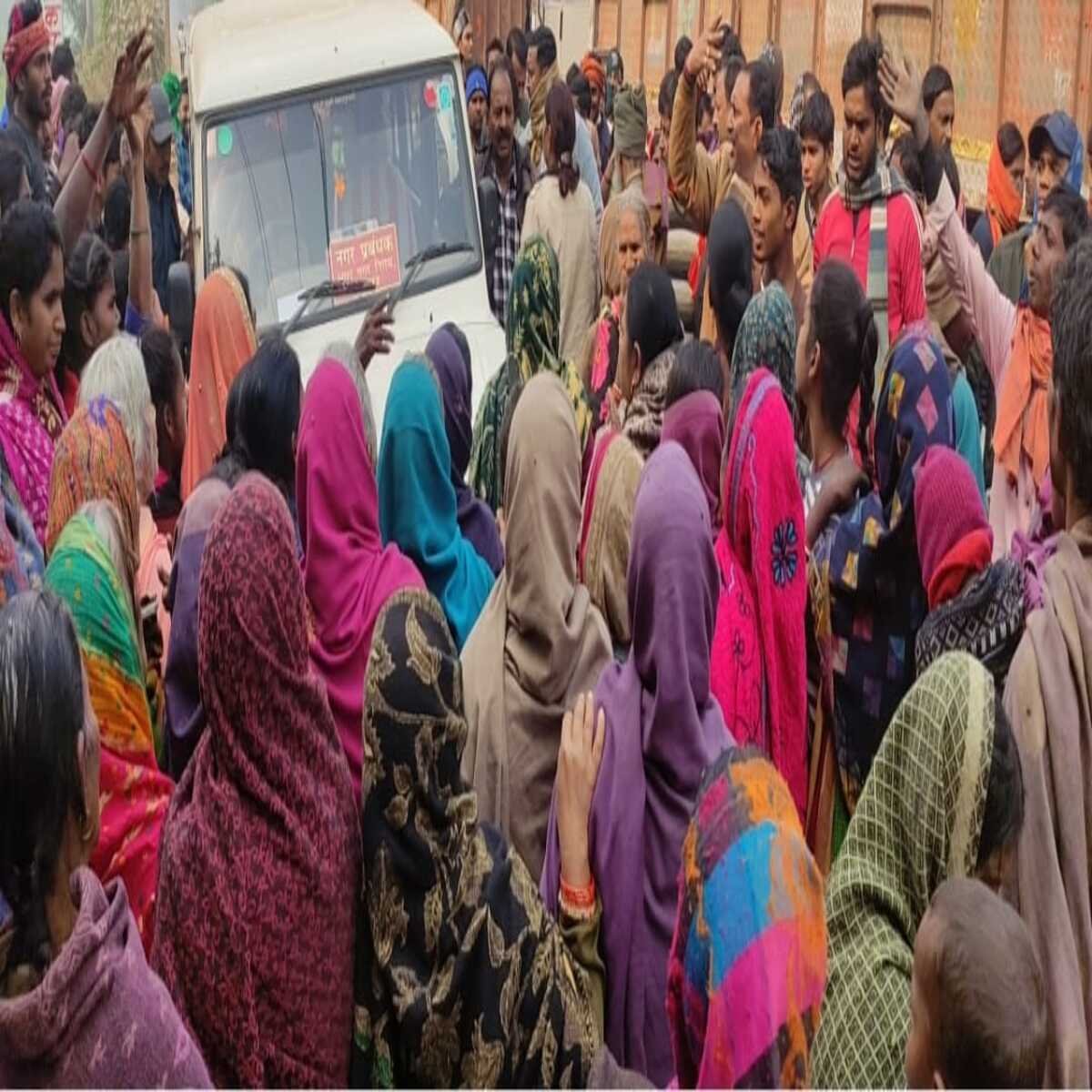 कोइलवर के बहियारा में कचरा डंपिंग केंद्र बन्द करने की मांग पर ग्रामीणों ने सड़क जाम कर किया प्रदर्शन