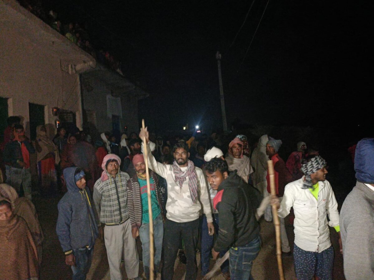 पुलिस और ग्रामीणों में झड़प, हंगामा, डीएसपी का घेराव लाठीचार्ज