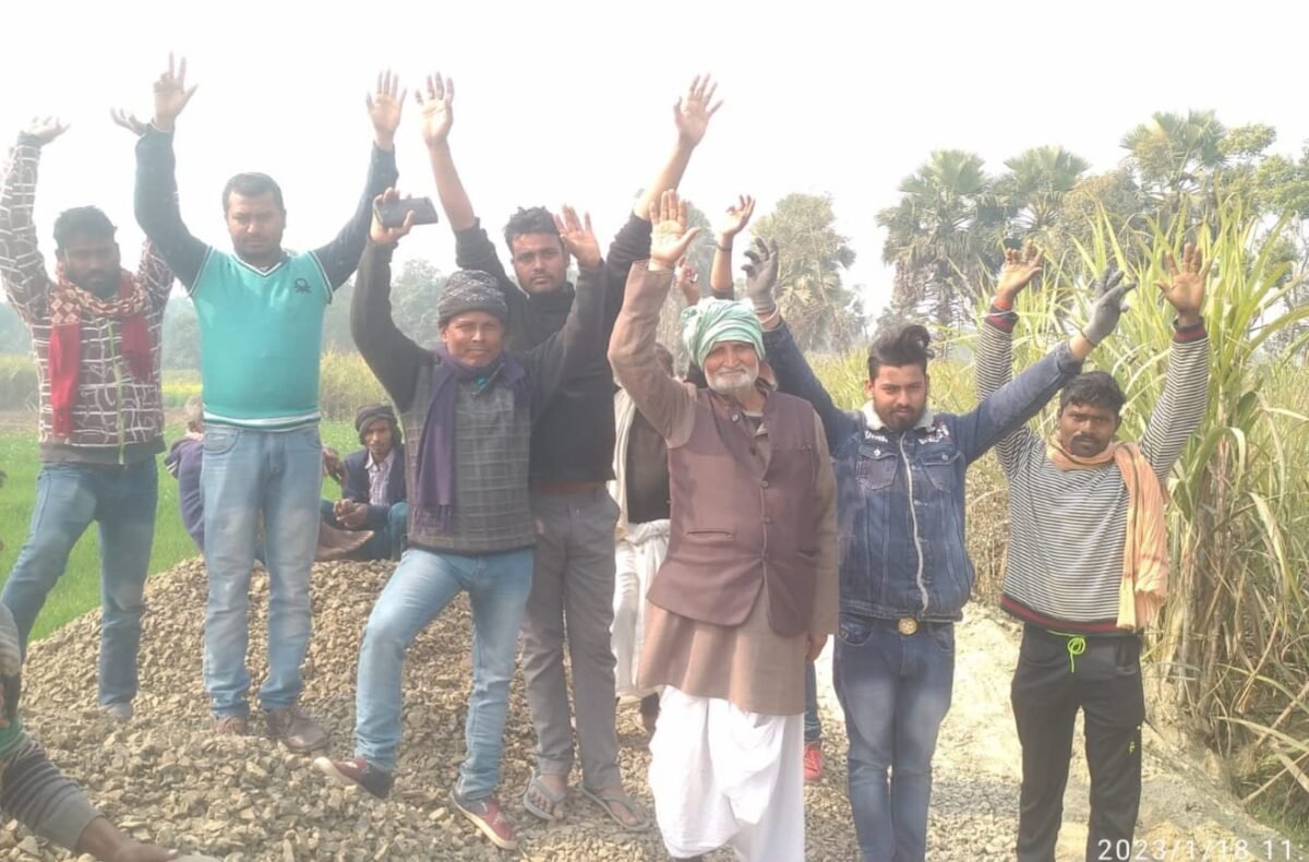 आक्रोशित ग्रामीणों ने घटिया सड़क निर्माण कार्य पर रोक लगाकर जताया विरोध