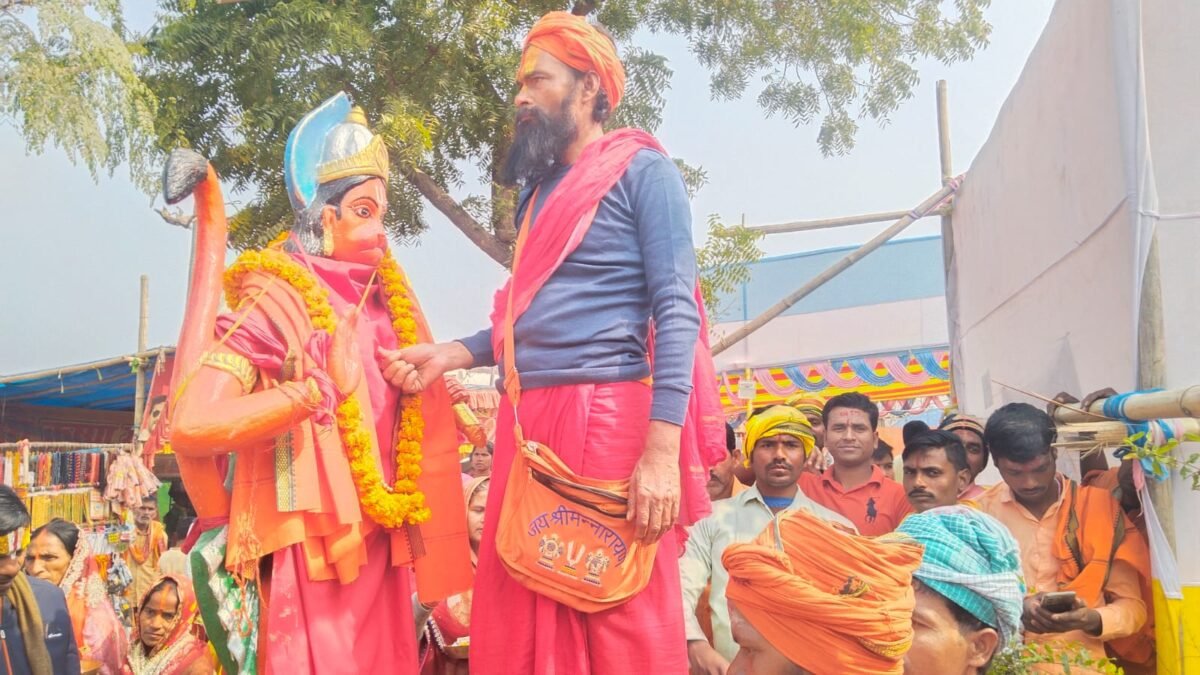 गड़हनी में हनुमान जी के मूर्ति का संत बैकुंठदास जी महाराज ने किया स्थापना