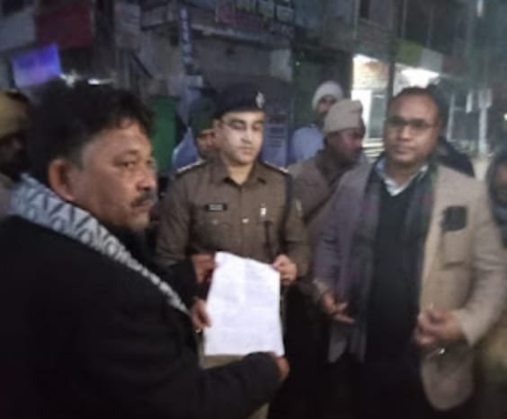 ज्वेलरी दुकान में हुई भीषण चोरी के विरोध में धरनार्थियों ने एसपी के नाम लिखा