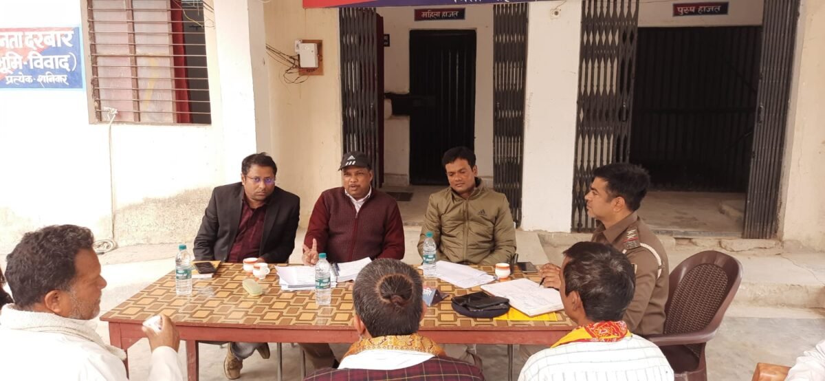 एसडीएम द्वारा सरस्वती पूजा पर्व को लेकर चेनारी थाना परिसर में की गई बैठक