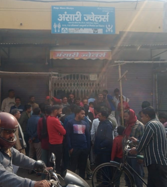 ज्वैलर दुकान में सेंधमारी कर लाखों रुपए के जेवरात की हुई चोरी