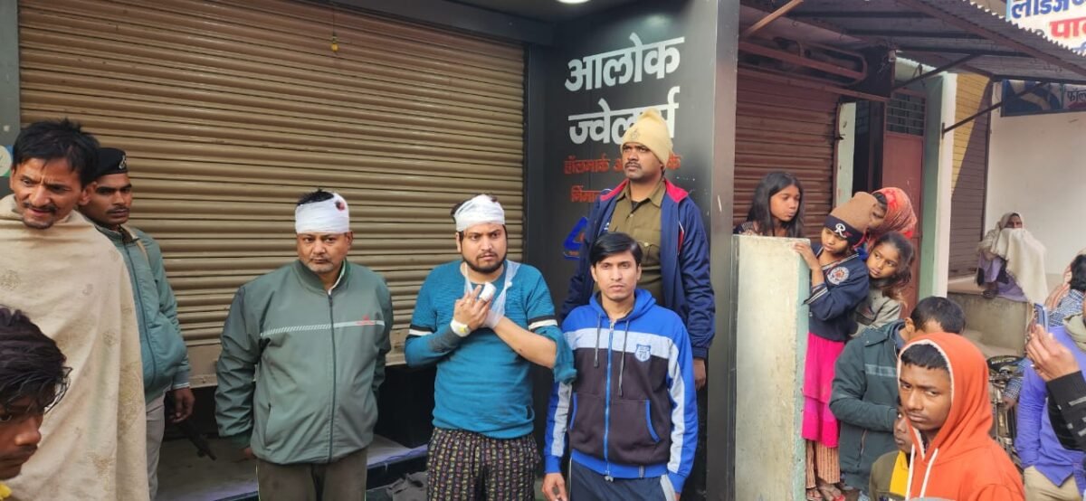 मंझौल मुख्य बाजार स्थित आलोक ज्वेलर्स में डकैती और लुटपाट