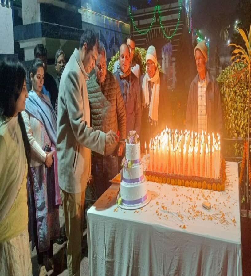 149 कैंडल जलाकर मनाया गया जिला का 149वाँ स्थापना दिवस रंगोली बनायी गयी,केक भी कटा