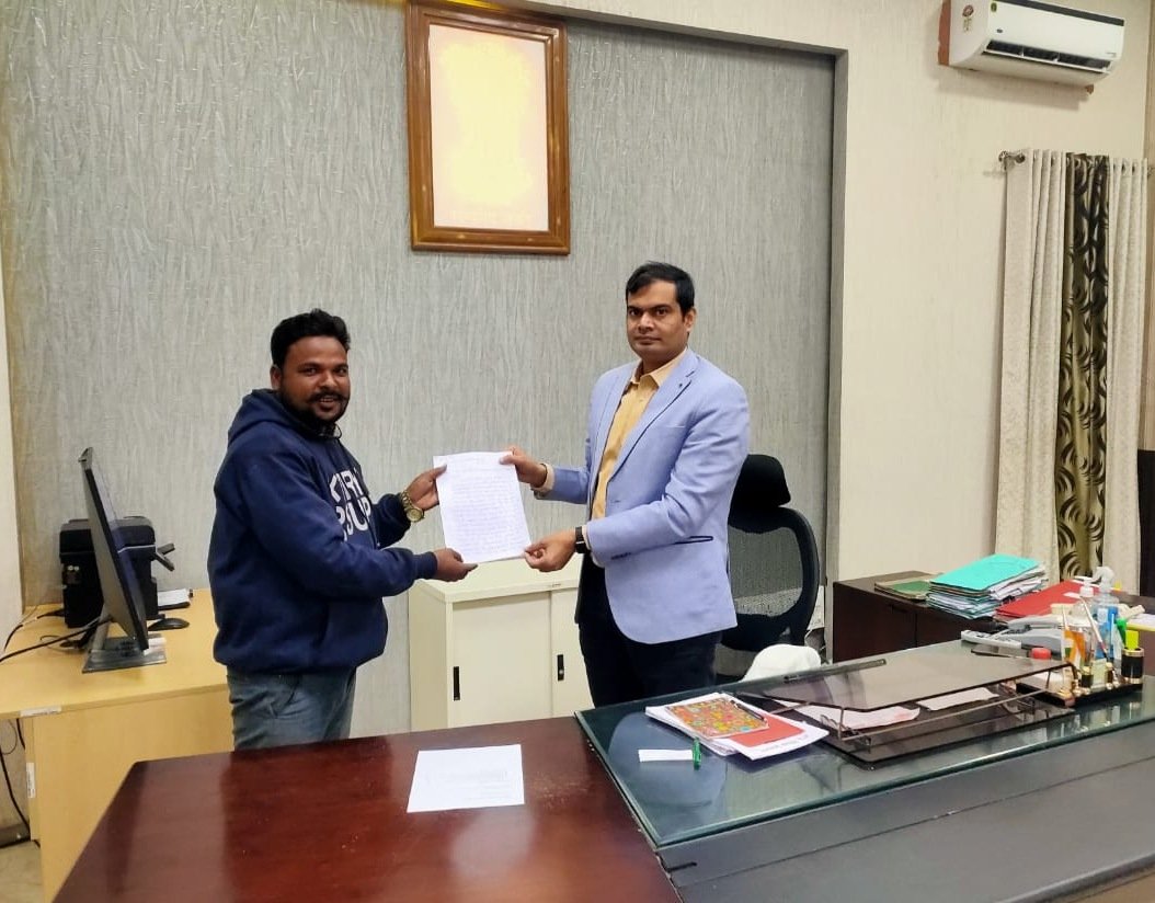 पुल टूट कर गिर जाने से यातायात की समस्या को लेकर त्रिभुवन कुमार ने डीएम को आवेदन देकर आधा दर्जन छोटे व बड़े नाव की किया मांग
