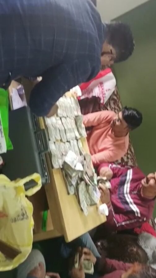 एंकर दरभंगा में निगरानी विभाग की टीम के द्वारा छापामारी जिसमें आय से अधिक अवैध करोड़ों की संपत्ति का मामला प्रकाश में 