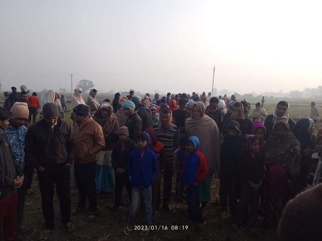 घर से शौच के लिए गई महिला की गला रेतकर हत्या, परिजनों एवं ग्रामीणों ने की जमकर नारेबाजी 