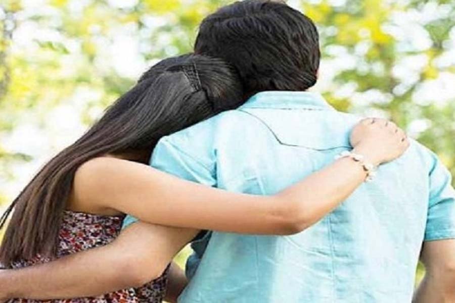 अश्लील वीडियो वायरल करने की धमकी दे रहा था नया आशिक, गर्लफ्रेंड की वजह से हुआ कांड