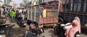 जिलाभर के सड़कें दिन प्रतिदिन सिकुड़ती चली जा रही है प्रशासन का कोई ध्यान नहीं  