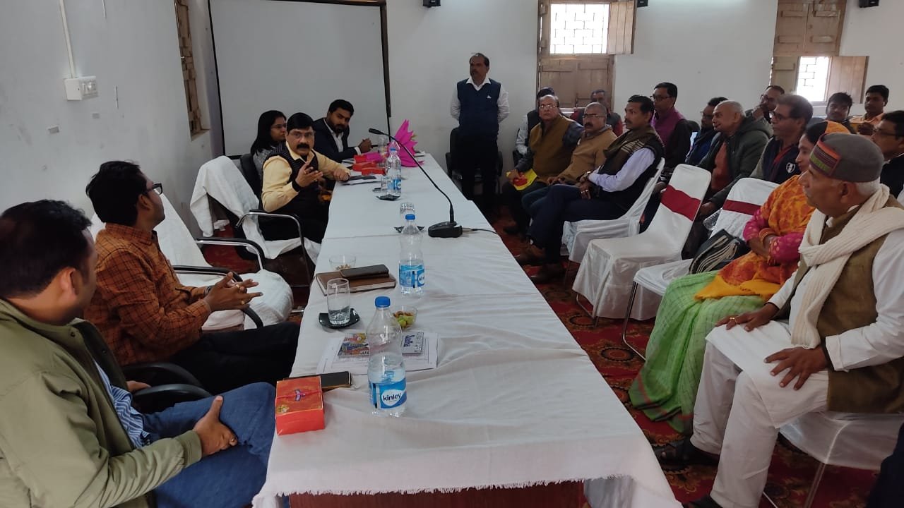 पंचायत सरकार भवन की भूमि को ले मुखिया के साथ अधिकारियों की हुई बैठक 