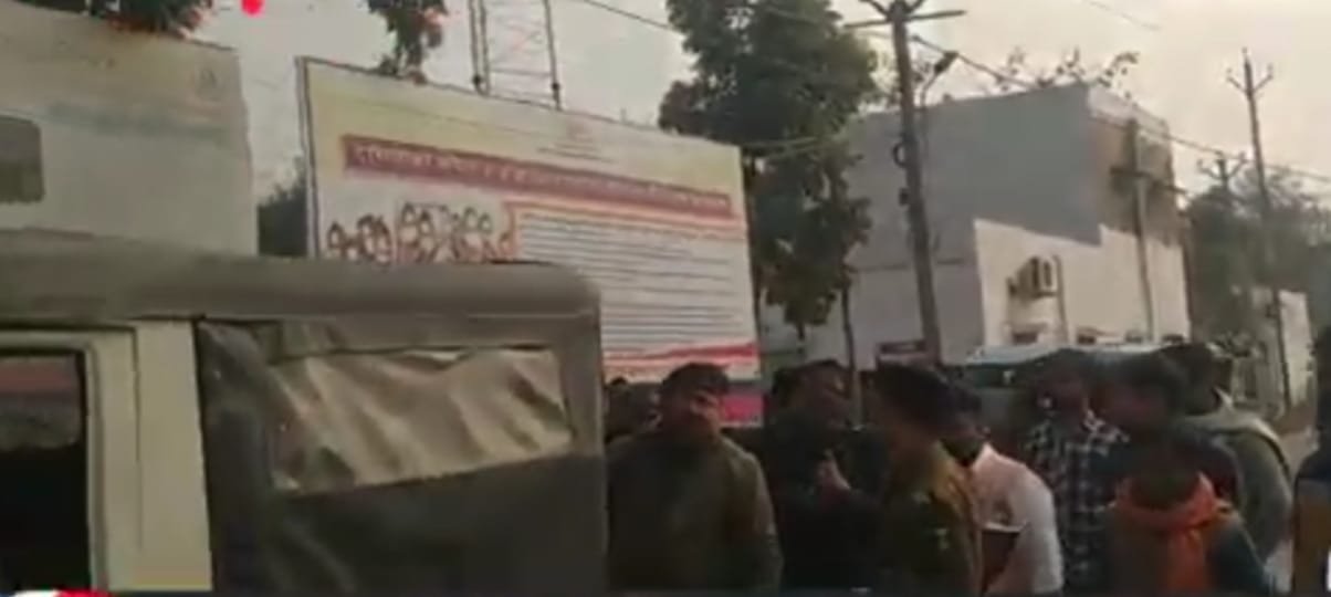 ट्रक की चपेट में आने से मजदूर के सर चिथड़े चिथड़े हो गए