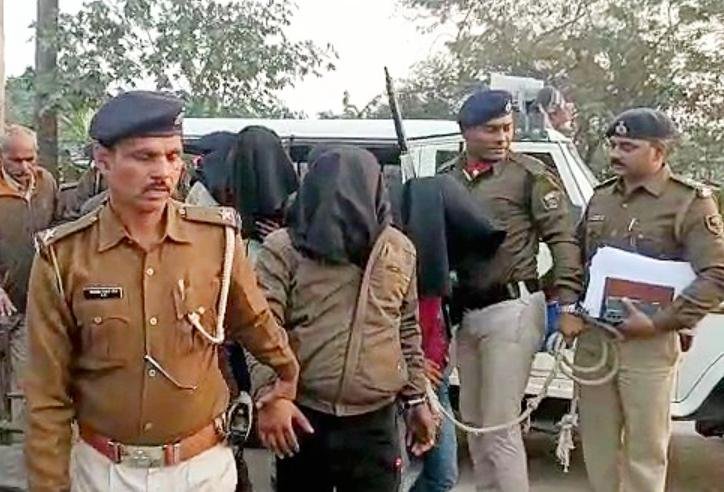 हत्या में संलिप्त 4 बदमाश लूट के सामान के साथ गिरफ्तार 